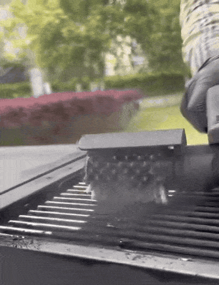 GrillMaster limpiando en acción